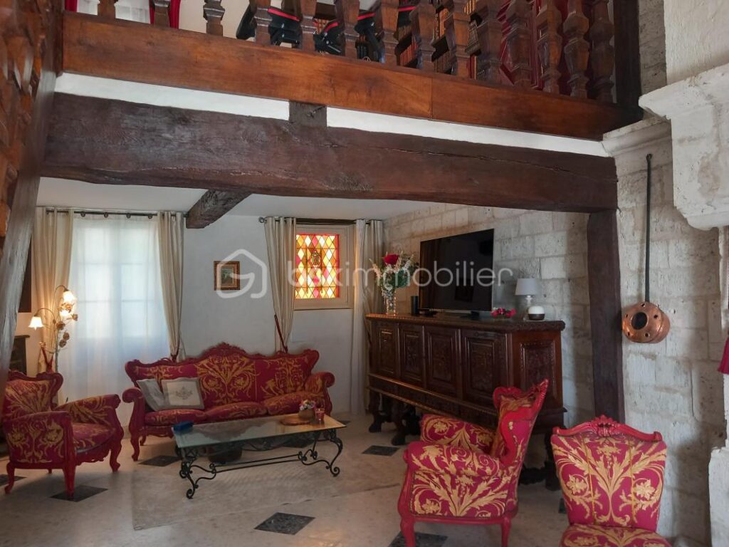 PROPRIETE DE VILLAGE EN PIERRE – PROCHE NERAC- 3 CHAMBRES- MEZZANINE- JARDIN- CLOITRE – 5 pièces – 3 chambres – 181 m²