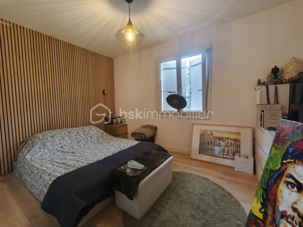 Maison 230 m² 3 appartements , 1 T4, 1 T2, 1 studio sur 3500 m² de terrain – 8 pièces – 5 chambres – 250 m²