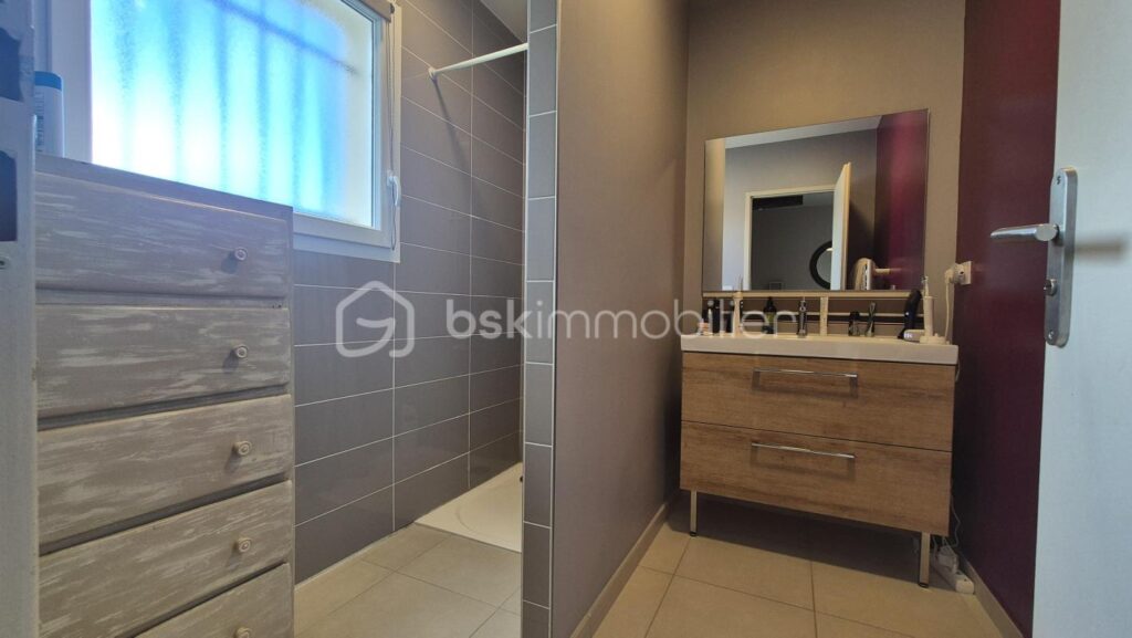 A VENDRE VILLA DEUX FACES TRAVERSANTE DE 94M² SUR TERRAIN DE 214M² A LATOUR BAS ELNE – TROIS CHAMBRES – DEUX PIECES D EAU – DEUX TOILETTES – GARAGE TRAVERSANT – 5 pièces – 3 chambres – 87 m²