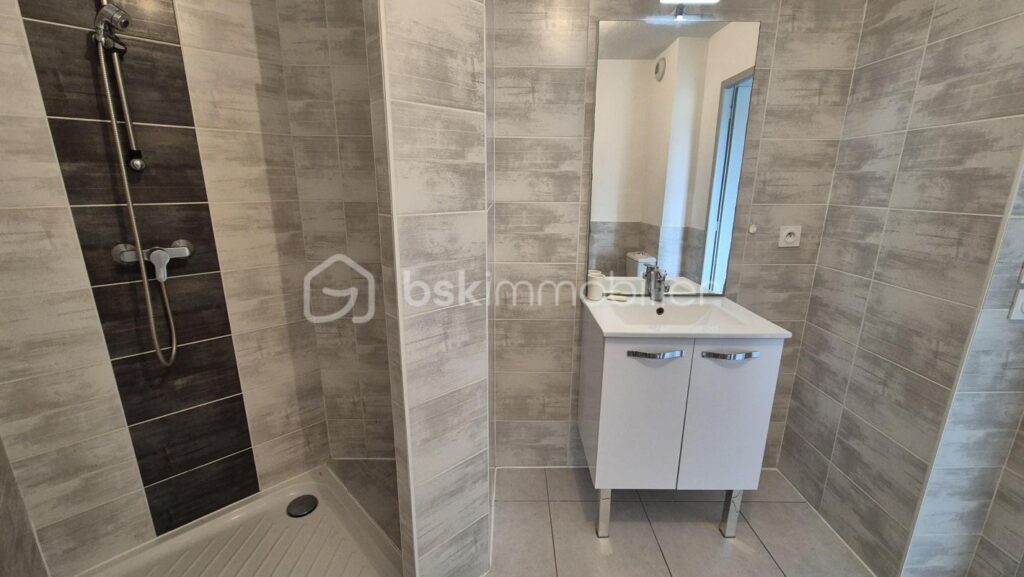 A VENDRE APPARTEMENT T2 CABINE DE 44M² A SAINT CYPRIEN – COTE VILLAGE – EN IMPASSE – TERRASSE – PARKIG PRIVE – LIBRE DE TOUTE OCCUPATION – VUE DEGAGEE – 2 pièces – 1 chambre – 44 m²