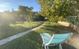 Maison de plain-pied prête à vivre avec piscine, garage et vue ouverte sur le Luberon sur terrain plat et clôturé de 1549 m² – 7 pièces – 4 chambres – 150 m²