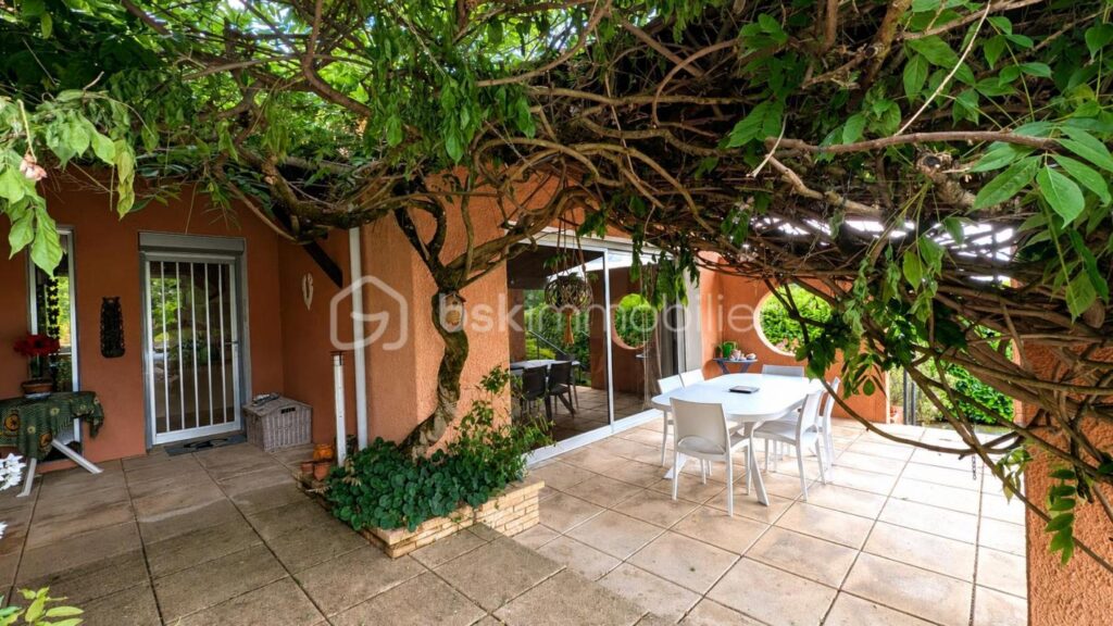 Maison familiale sans vis-à-vis avec piscine sur 2 000 m² de terrain – 6 pièces – 5 chambres – 160 m²