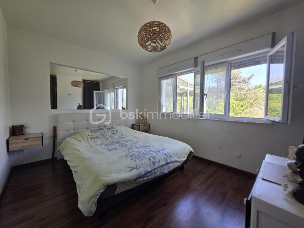 Pavillon de plain pied avec sous sol – 4 pièces – 2 chambres – 90 m²