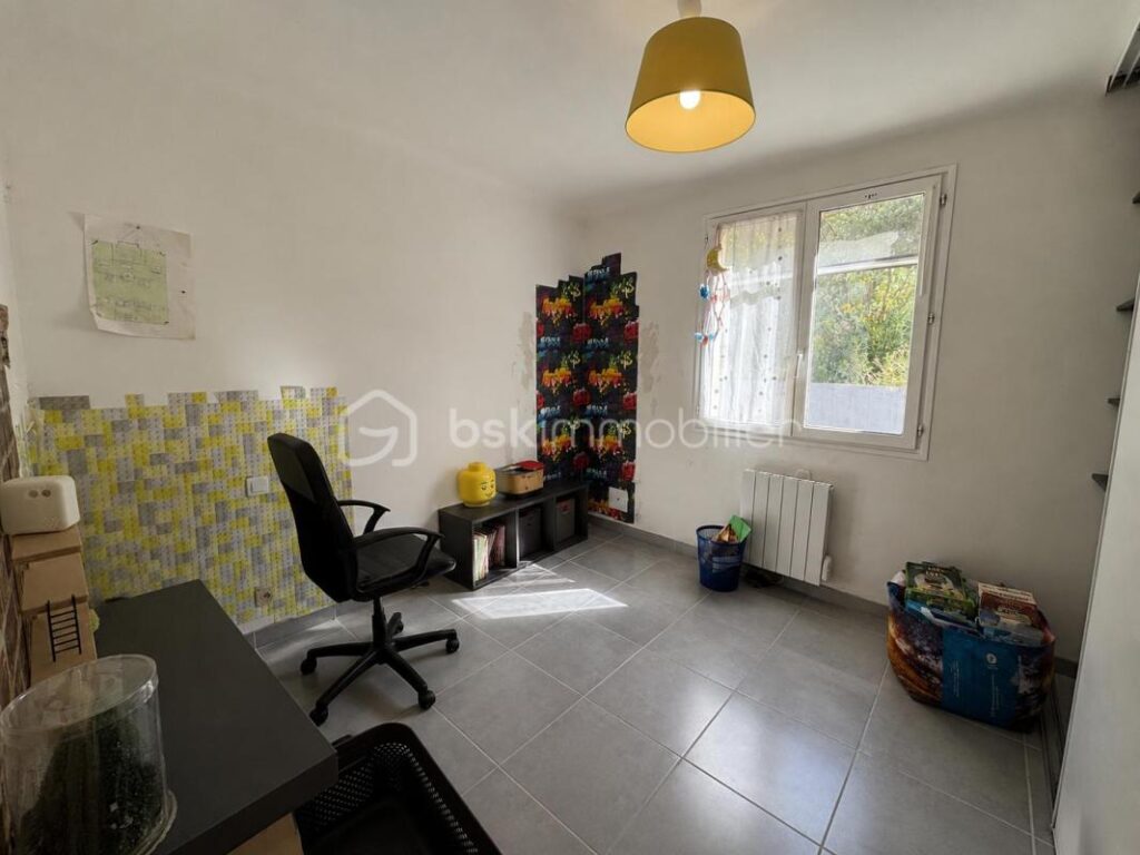 Maison familiale avec piscine et dépendance sur 1000m2 de terrain – 6 pièces – 4 chambres – 160 m²