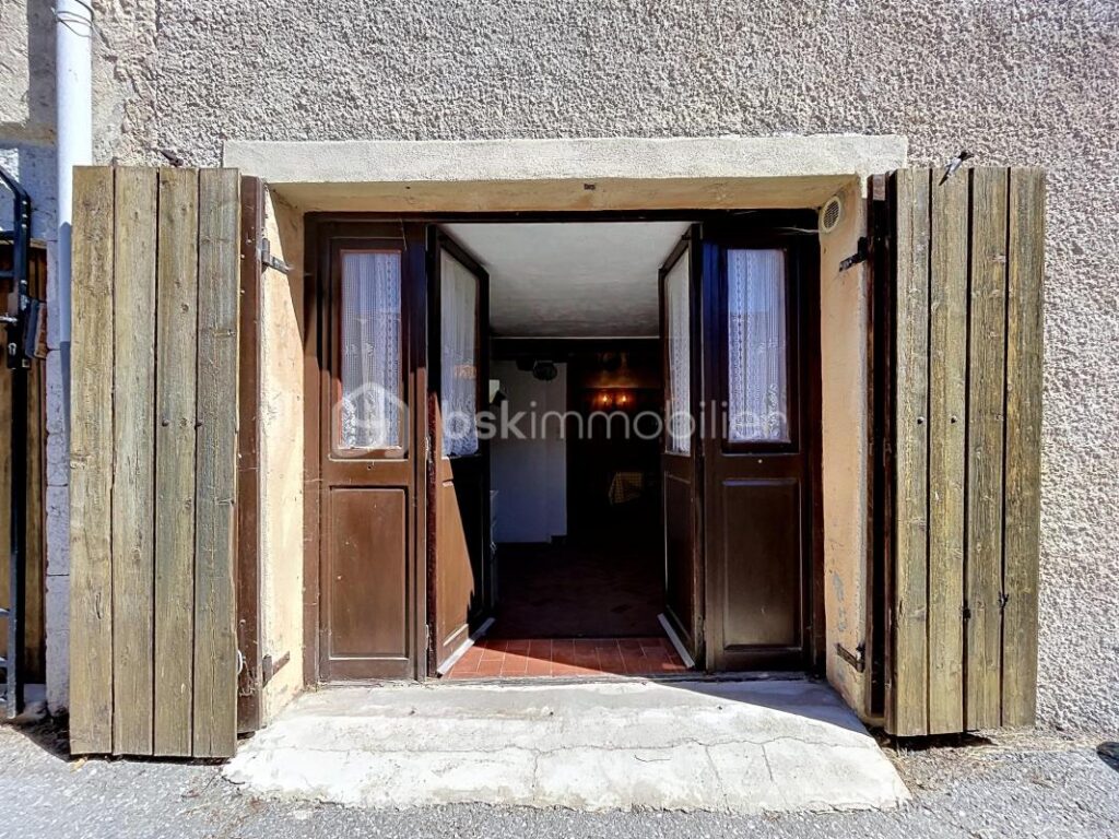 Maison de village traversante avec vue sur la Plaine – Caille (06750) – 4 pièces – 2 chambres – 63 m²