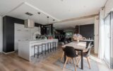 MAISON MODERNE QUASI AUTONOME AVEC PIECE DE VIE 80m2 – 5 pièces – 3 chambres – 163 m²