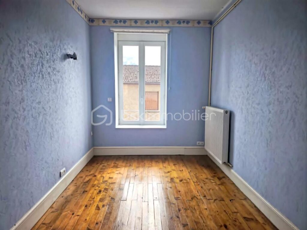 IMMEUBLE DE RAPPORT – 2 APPARTEMENTS – GARAGE – TERRAIN – NOIRÉTABLE – 6 pièces – NR chambres – 136 m²