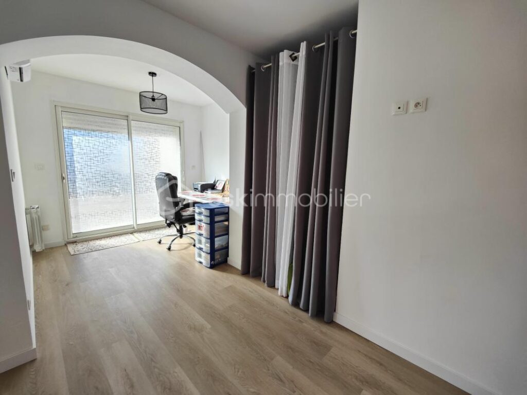 MONTREDON DES CORBIÈRES – VILLA R+1 – 120m² habitable – 3 CHAMBRES – DRESSING – CLIMATISATION RÉVERSIBLE – GARAGE – PISCINE EN DUR – VUE EXCEPTIONNELLE – 4 pièces – 3 chambres – 120 m²
