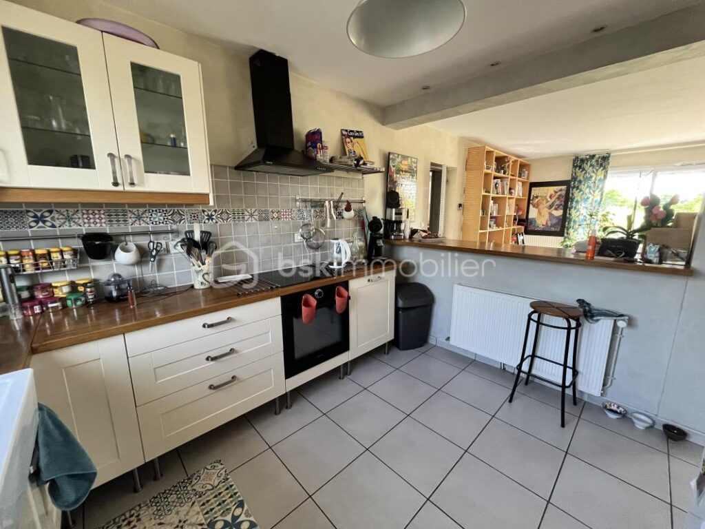Magnifique maison familiale contemporaine en lisière de la Forêt des Bertranges avec double carport et garage – 7 pièces – 5 chambres – 180 m²