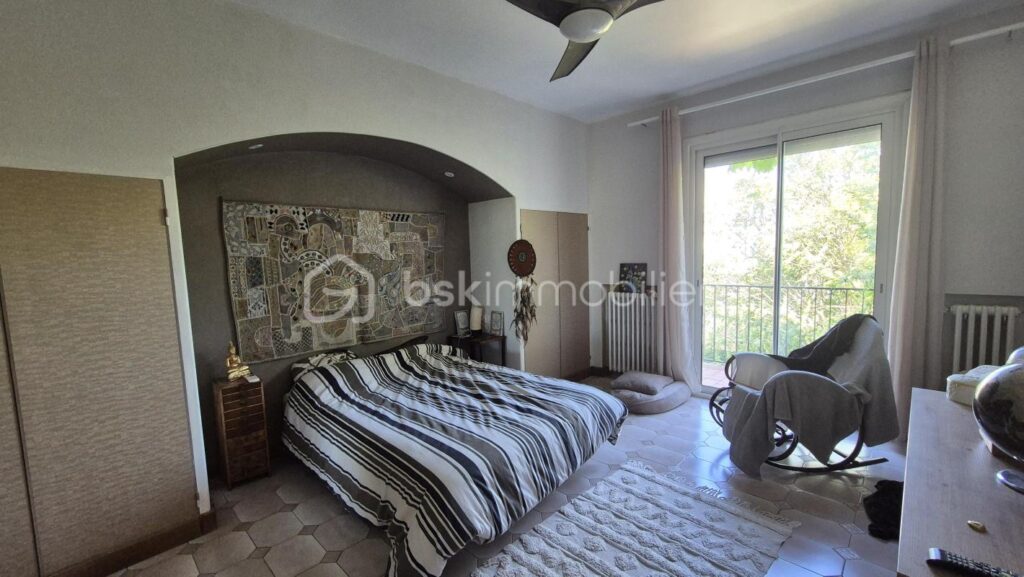 A VENDRE MAISON DE CARACTERE DE 278M² SUR TERRAIN DE 1562M² DONT UNE PARTIE CONSTRUCTIBLE A CERET – CENTRE VILLE – PROCHE DE TOUS LES COMMERCES ET DES ECOLES A PIED – AUCU VIS A VIS – PROCHE DU STADE – 11 pièces – 6 chambres – 278 m²