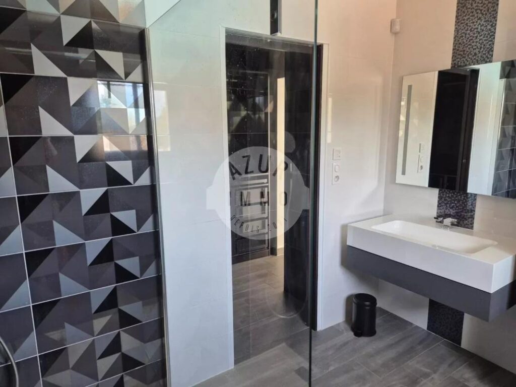 LOCATION – Villa Lascours 135m² sur 2200m² de terrain avec piscine et garage – 4 pièces – 3 chambres – 135 m²