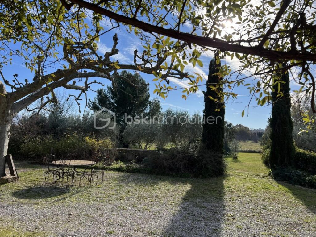 Mas de caractère de 250m2 – 6ch – sur 10000m2 au calme absolu – Cadre provençal d’exception à proximité du Golf de Pont Royal – 7 pièces – 6 chambres – 226 m²