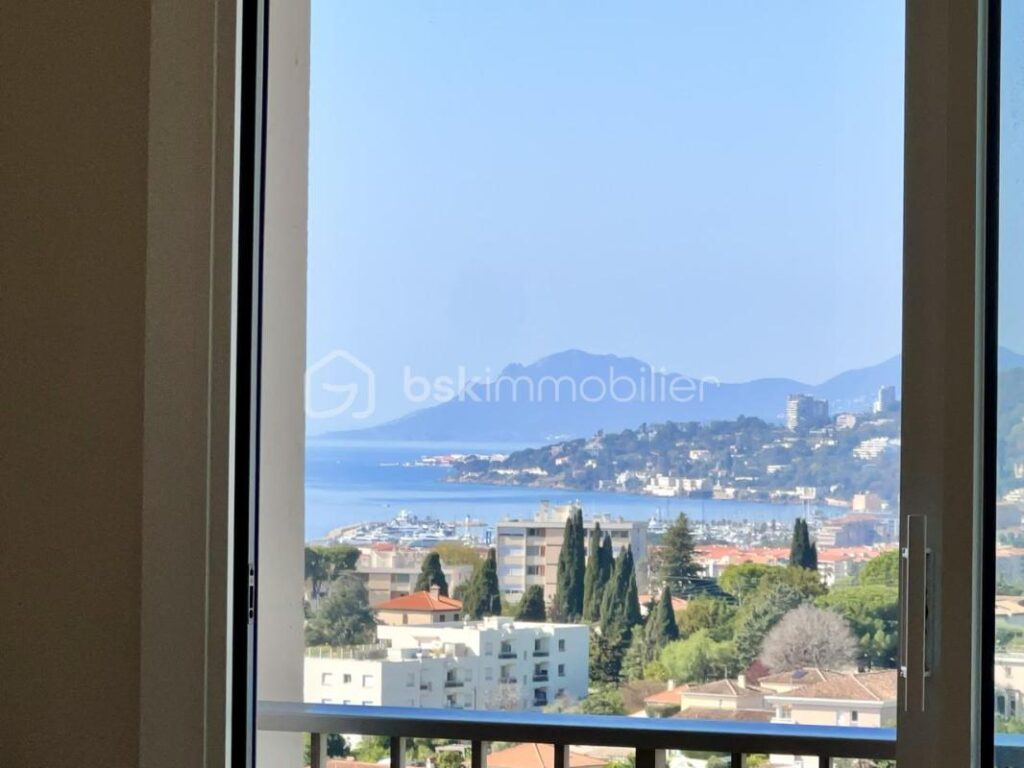 3 P, 72 M² – VUE MER PANORAMIQUE – 8ÈME ÉTAGE – ROI SOLEIL ANTIBES – 3 pièces – 2 chambres – 71 m²