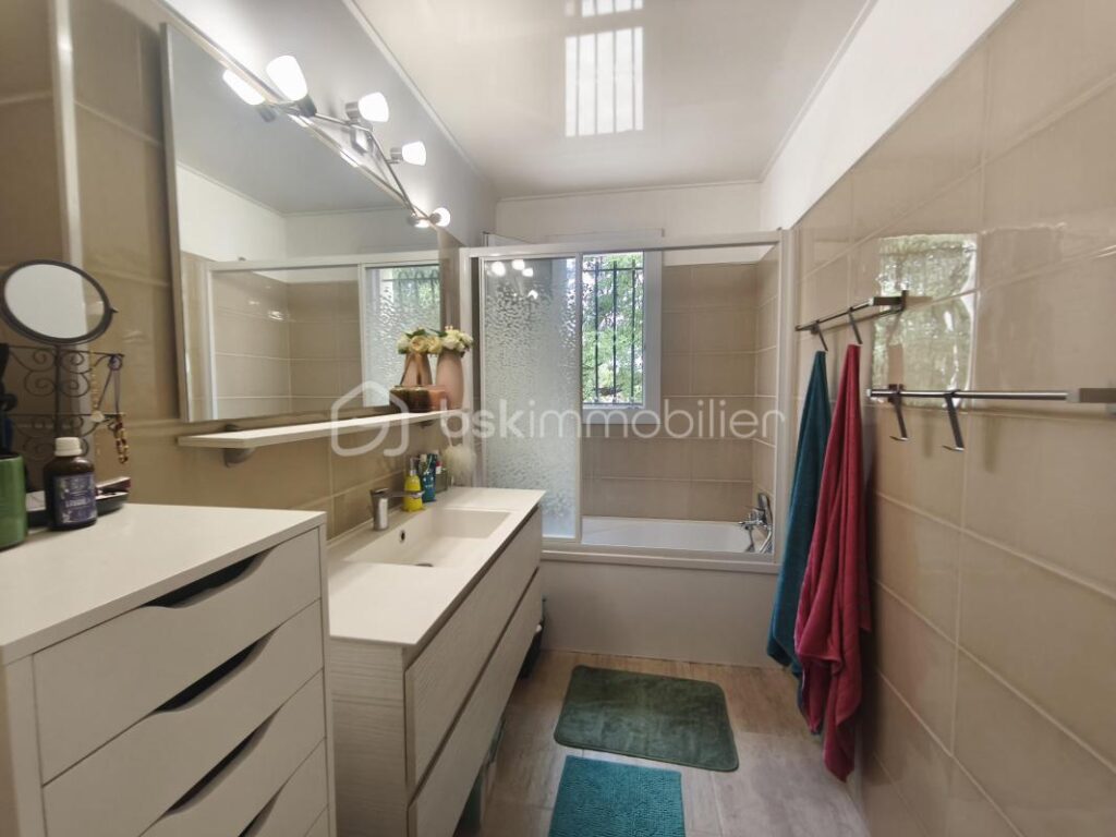 Maison 230 m² 3 appartements , 1 T4, 1 T2, 1 studio sur 3500 m² de terrain – 8 pièces – 5 chambres – 250 m²