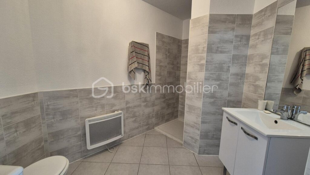 A VENDRE APPARTEMENT T2 CABINE DE 44M² A SAINT CYPRIEN – COTE VILLAGE – EN IMPASSE – TERRASSE – PARKIG PRIVE – LIBRE DE TOUTE OCCUPATION – VUE DEGAGEE – 2 pièces – 1 chambre – 44 m²