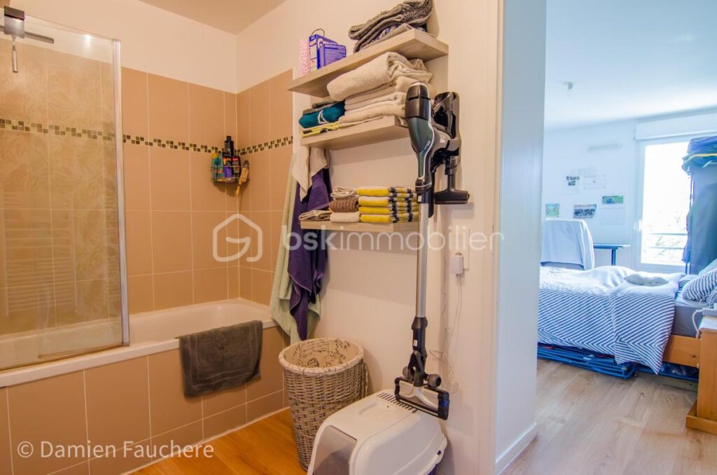 Appartement F2 lumineux – 2014 – Dernier étage avec balcon et parking sécurisé – 2 pièces – 1 chambre – 41 m²