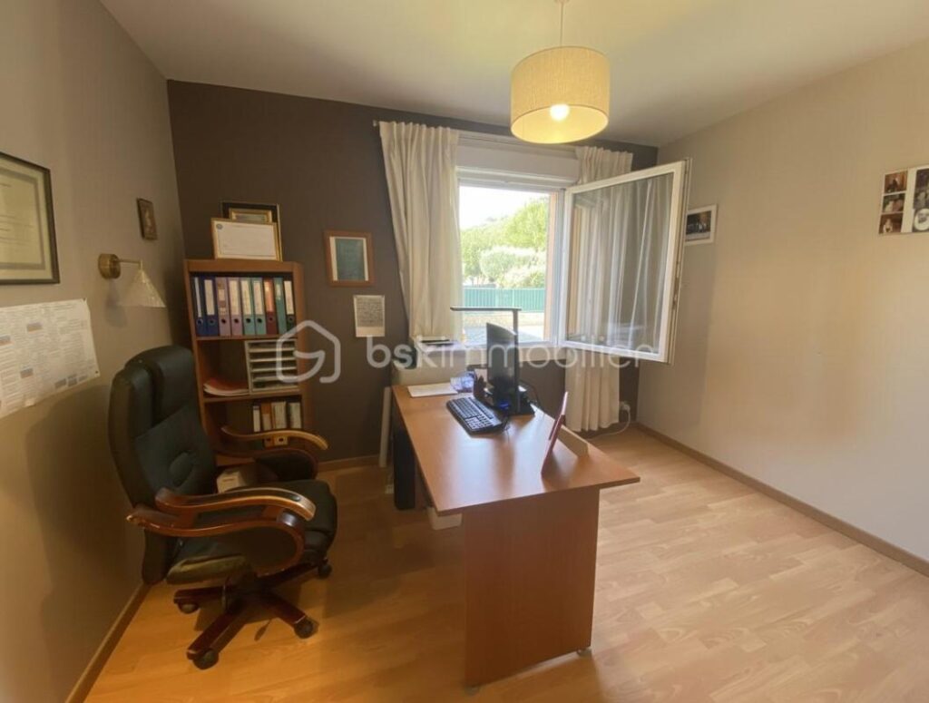 Maison de plain-pied prête à vivre avec piscine, garage et vue ouverte sur le Luberon sur terrain plat et clôturé de 1549 m² – 7 pièces – 4 chambres – 150 m²