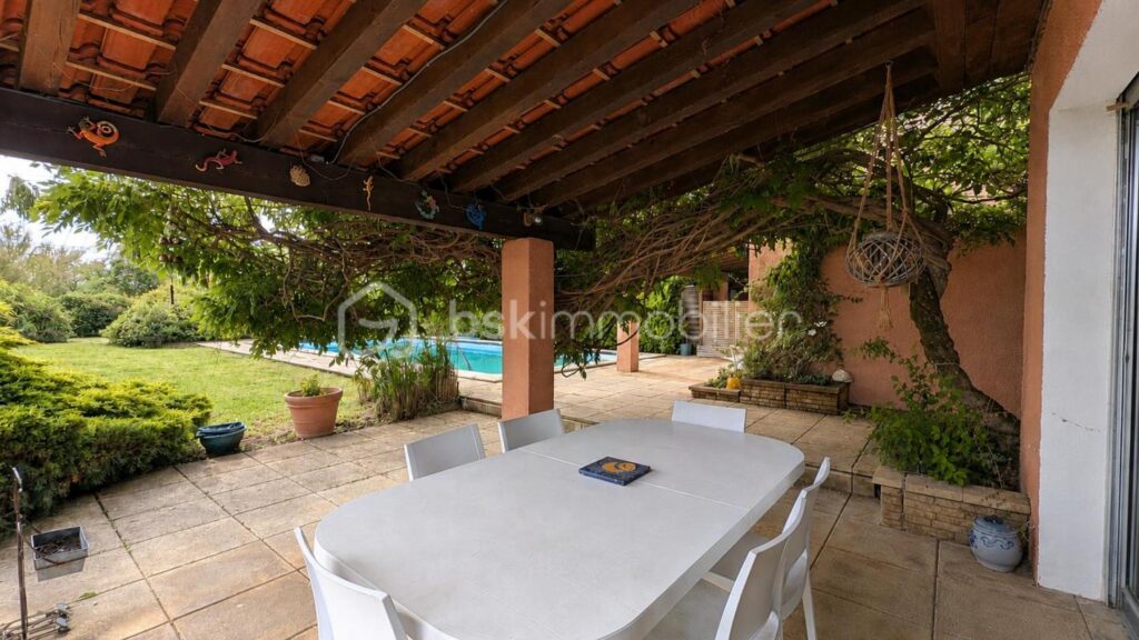 Maison familiale sans vis-à-vis avec piscine sur 2 000 m² de terrain – 6 pièces – 5 chambres – 160 m²