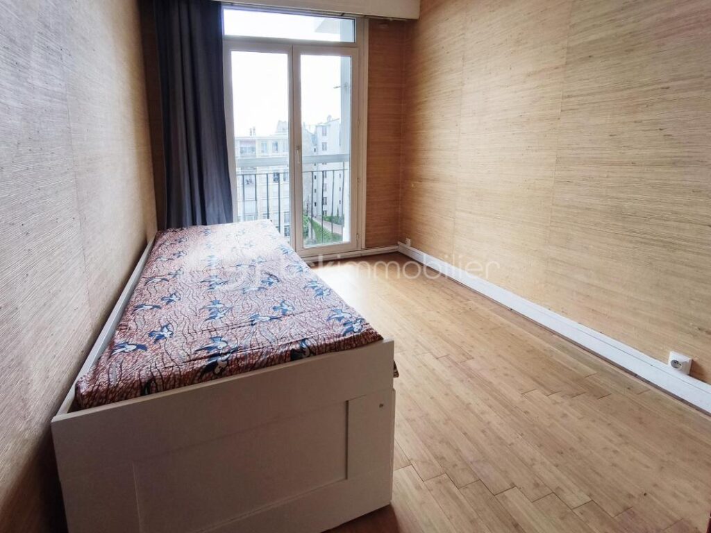 3 pièces lumineux au dernier étage avec vue dégagée et balcon – 3 pièces – 2 chambres – 52 m²