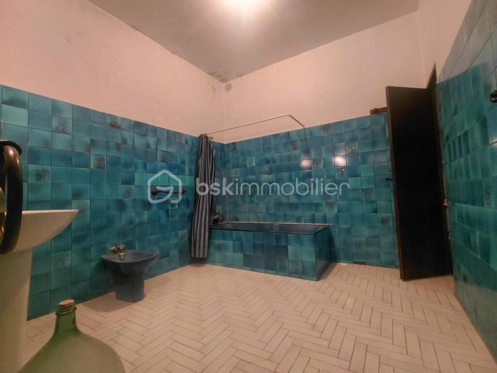 🏡 **Maison de village pleine de charme au cœur de Sault – 156 m² env. avec fort potentiel !** 🏡 – 6 pièces – 5 chambres – 156 m²