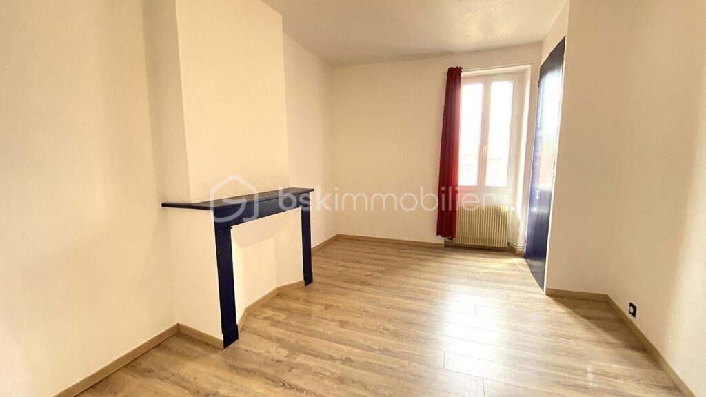 Appartement T4 rénové – 78 m² – Dernier étage – Proximité immédiate centre-ville Saint-Affrique – 4 pièces – 3 chambres – 78 m²