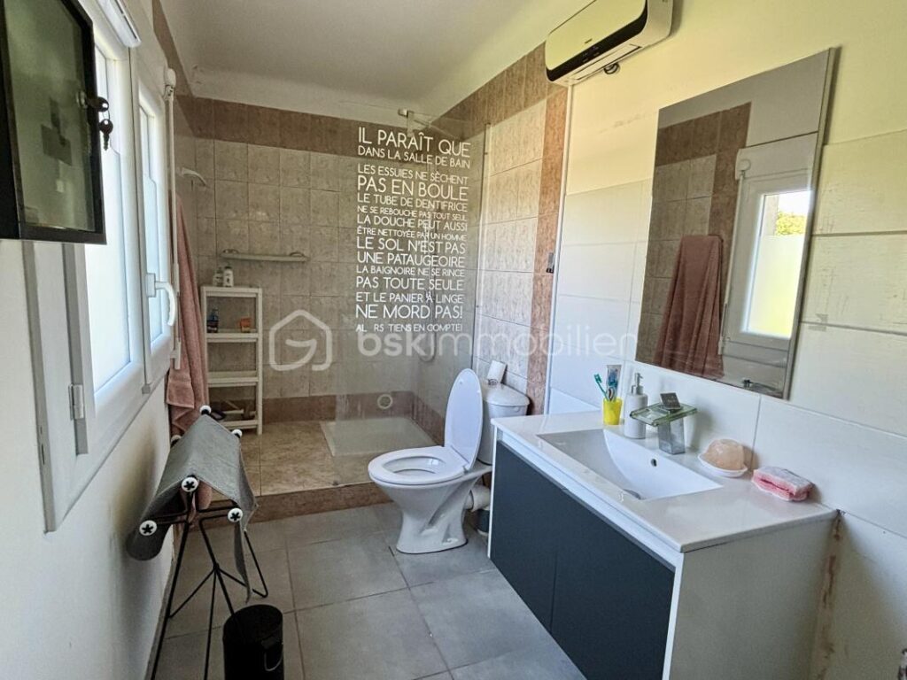 Maison familiale avec piscine et dépendance sur 1000m2 de terrain – 6 pièces – 4 chambres – 160 m²