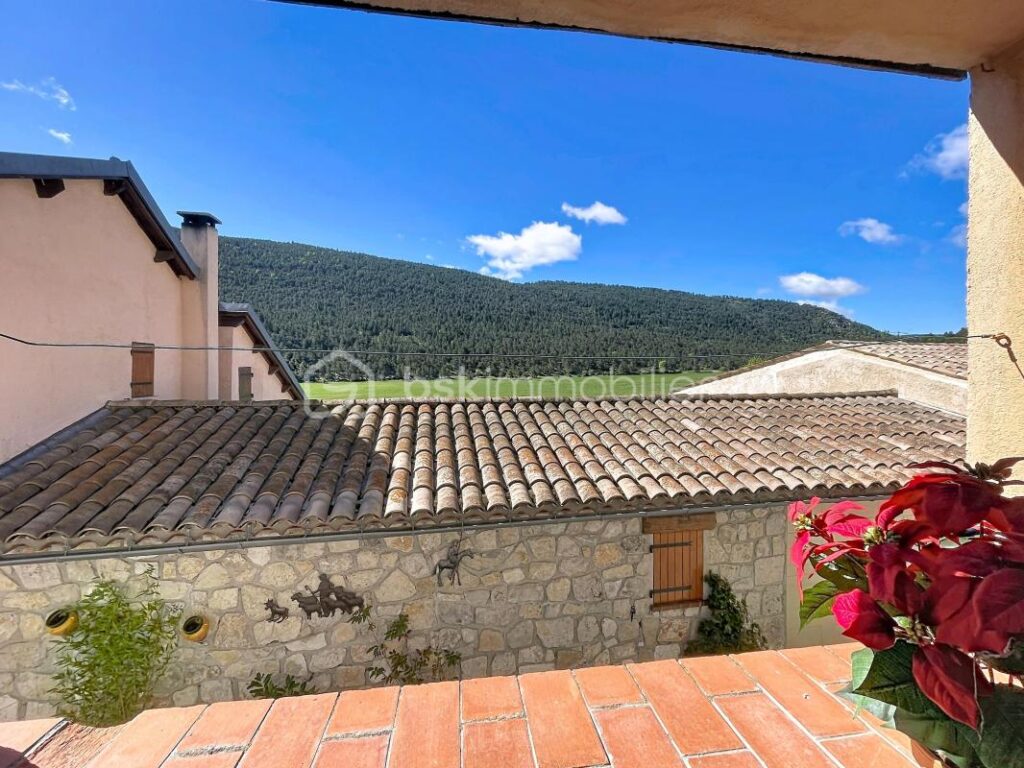 Maison de village traversante avec vue sur la Plaine – Caille (06750) – 4 pièces – 2 chambres – 63 m²