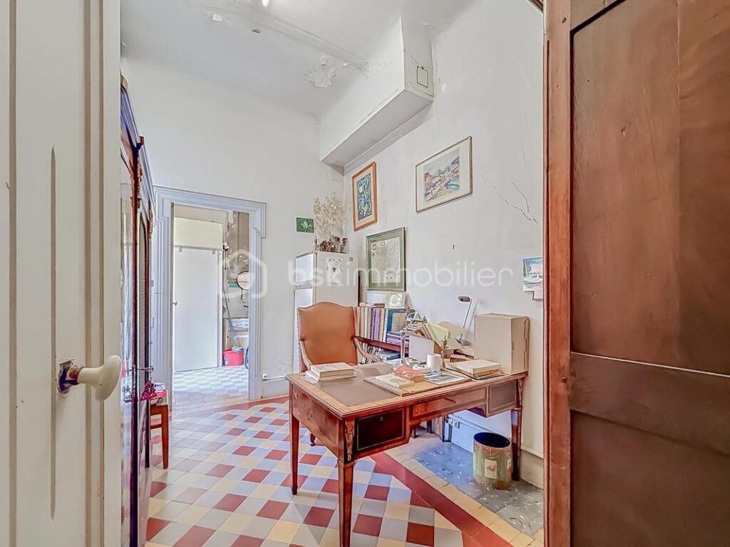 *** MAISON DE CARACTÈRE DE 230M2 AVEC CAVE ET PARKING – ARLES *** – 9 pièces – 6 chambres – 230 m²