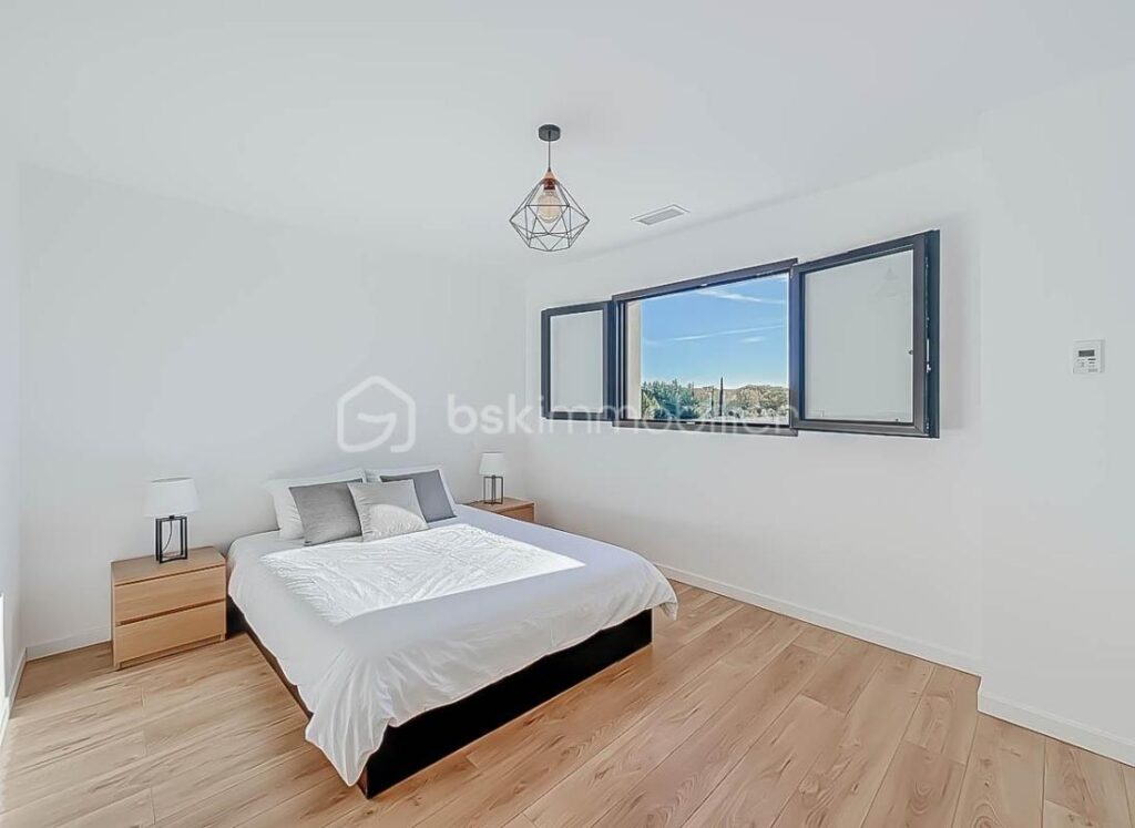 *** VILLA CONTEMPORAINE DE 130M2 AVEC GARAGE ET PISCINE – ARPAILLARGUES ET AUREILLAC *** – 5 pièces – 4 chambres – 120 m²