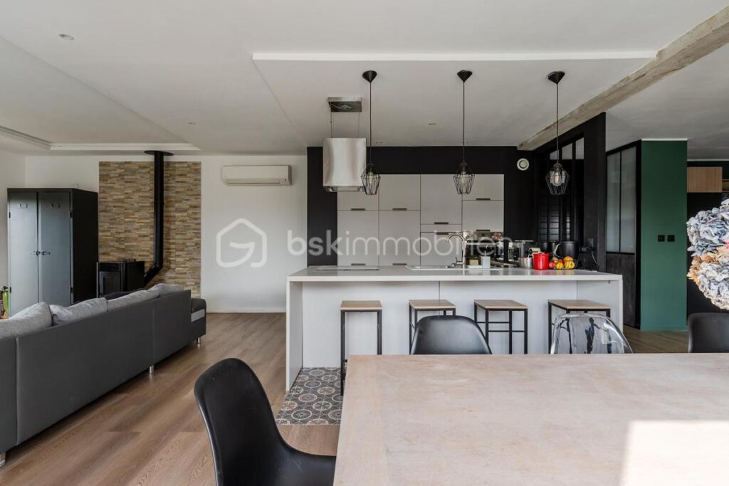 MAISON MODERNE QUASI AUTONOME AVEC PIECE DE VIE 80m2 – 5 pièces – 3 chambres – 163 m²