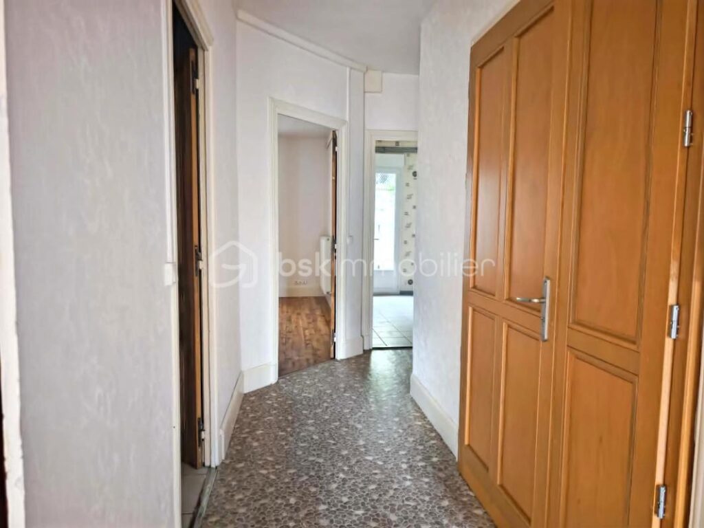 IMMEUBLE DE RAPPORT – 2 APPARTEMENTS – GARAGE – TERRAIN – NOIRÉTABLE – 6 pièces – NR chambres – 136 m²