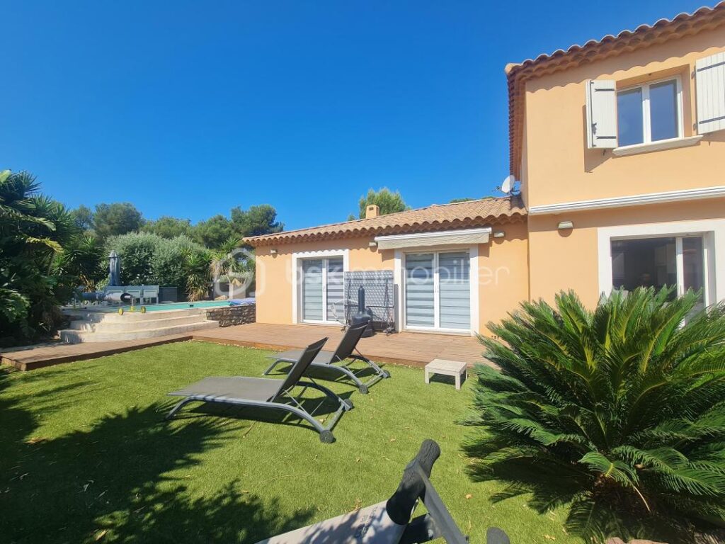 CARQUEIRANNE: VILLA T6 DE 130 M2 AVEC PISCINE VUE MER – 6 pièces – 4 chambres – 130 m²