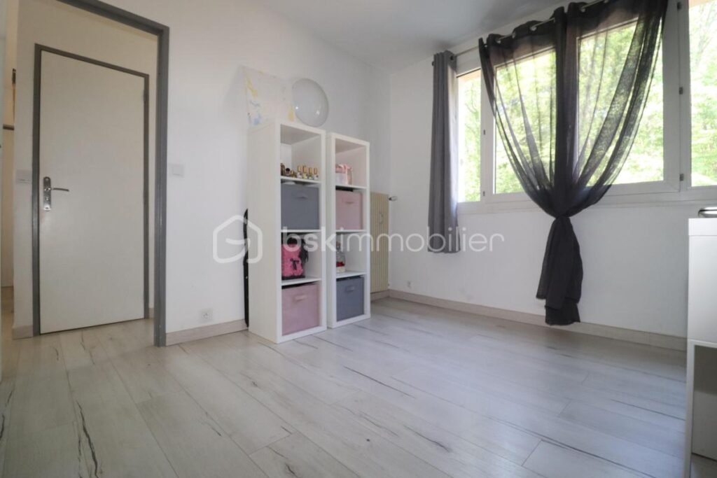 AGREABLE APPARTEMENT LUMINEUX ET TRAVERSANT ( 3 piéces 50 m² ) avec 2 chambres et cave – 3 pièces – 2 chambres – 49 m²