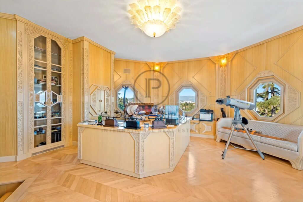 Domaine d’exception à vendre au Cap d’Antibes – Château du Cap – 15 pièces – 11 chambres – 1000 m²
