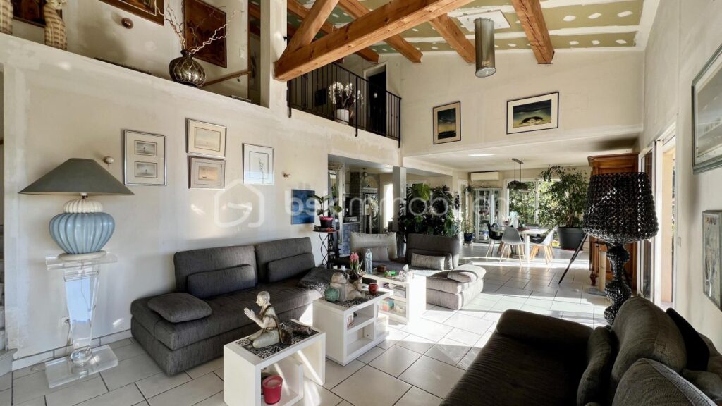 COUP DE CŒUR pour une villa individuelle à Vence Sud. Vue mer. Terrain piscinable – 4 pièces – 3 chambres – 135 m²