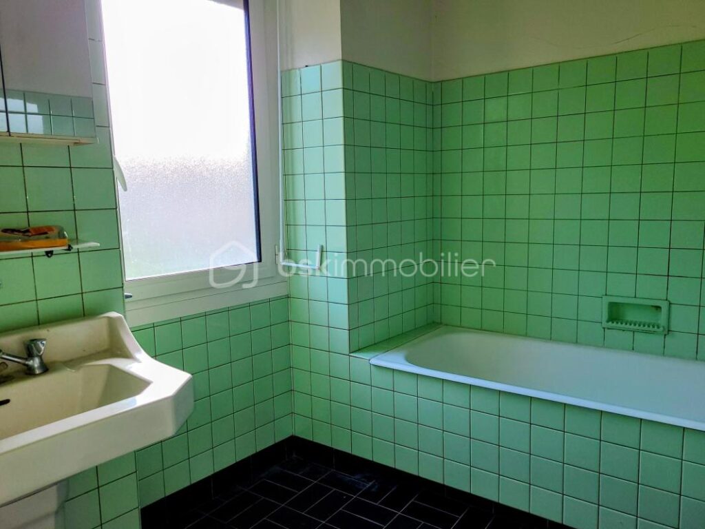 Volumes et potentiel – Maison de 240 m² avec vue dégagée sur la Garonne – 7 pièces – 4 chambres – 207 m²