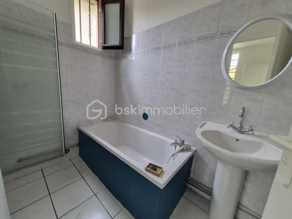 Belle maison de 113.75 m2 avec terrain, sous sol – 6 pièces – 4 chambres – 113 m²