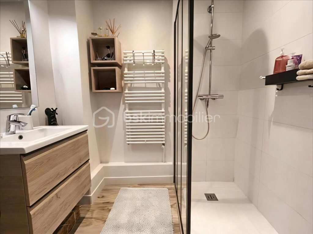 Charmante maison au coeur du village avec jardin – 6 pièces – 4 chambres – 142 m²