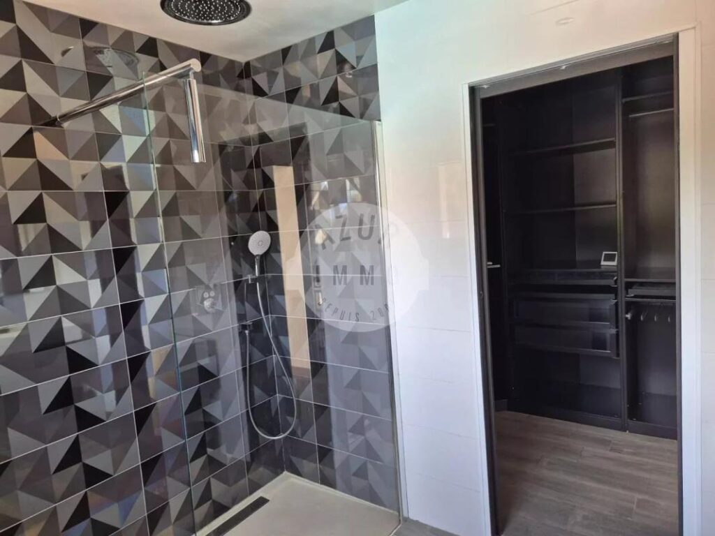 LOCATION – Villa Lascours 135m² sur 2200m² de terrain avec piscine et garage – 4 pièces – 3 chambres – 135 m²