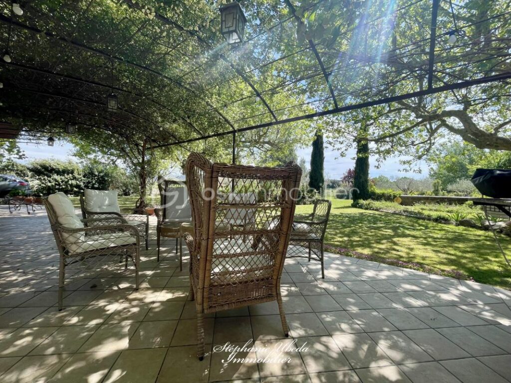 Mas de caractère de 250m2 – 6ch – sur 10000m2 au calme absolu – Cadre provençal d’exception à proximité du Golf de Pont Royal – 7 pièces – 6 chambres – 226 m²