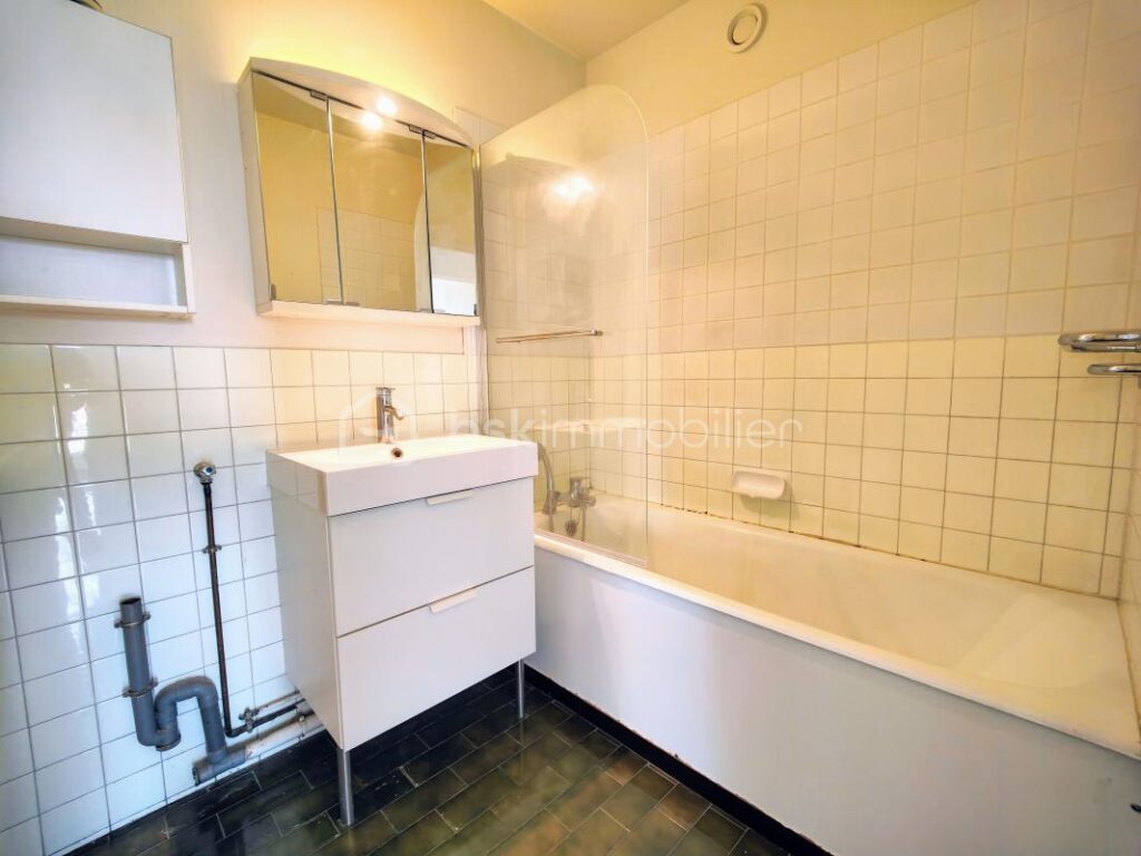 Bel appartement 3 chambres av 2 grands balcon cave 2 pl parking – 5 pièces – 3 chambres – 96 m²