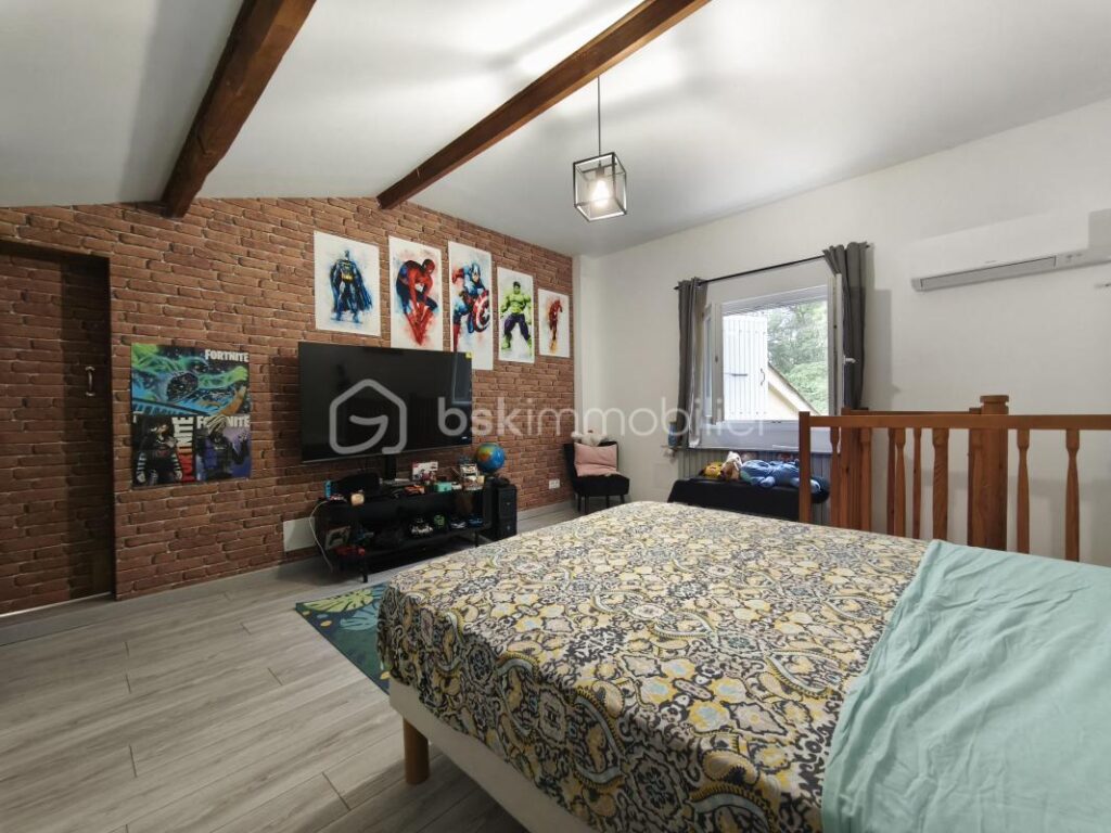 Maison 230 m² 3 appartements , 1 T4, 1 T2, 1 studio sur 3500 m² de terrain – 8 pièces – 5 chambres – 250 m²