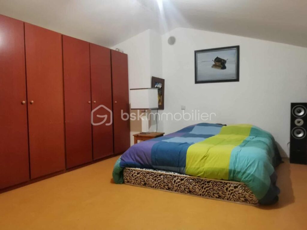 THOARD – Maison de village avec vue imprenable et fort potentiel locatif – 8 pièces – 5 chambres – 150 m²