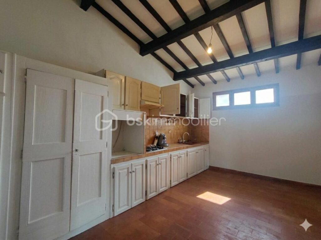 🏡 **Maison de village pleine de charme au cœur de Sault – 156 m² env. avec fort potentiel !** 🏡 – 6 pièces – 5 chambres – 156 m²