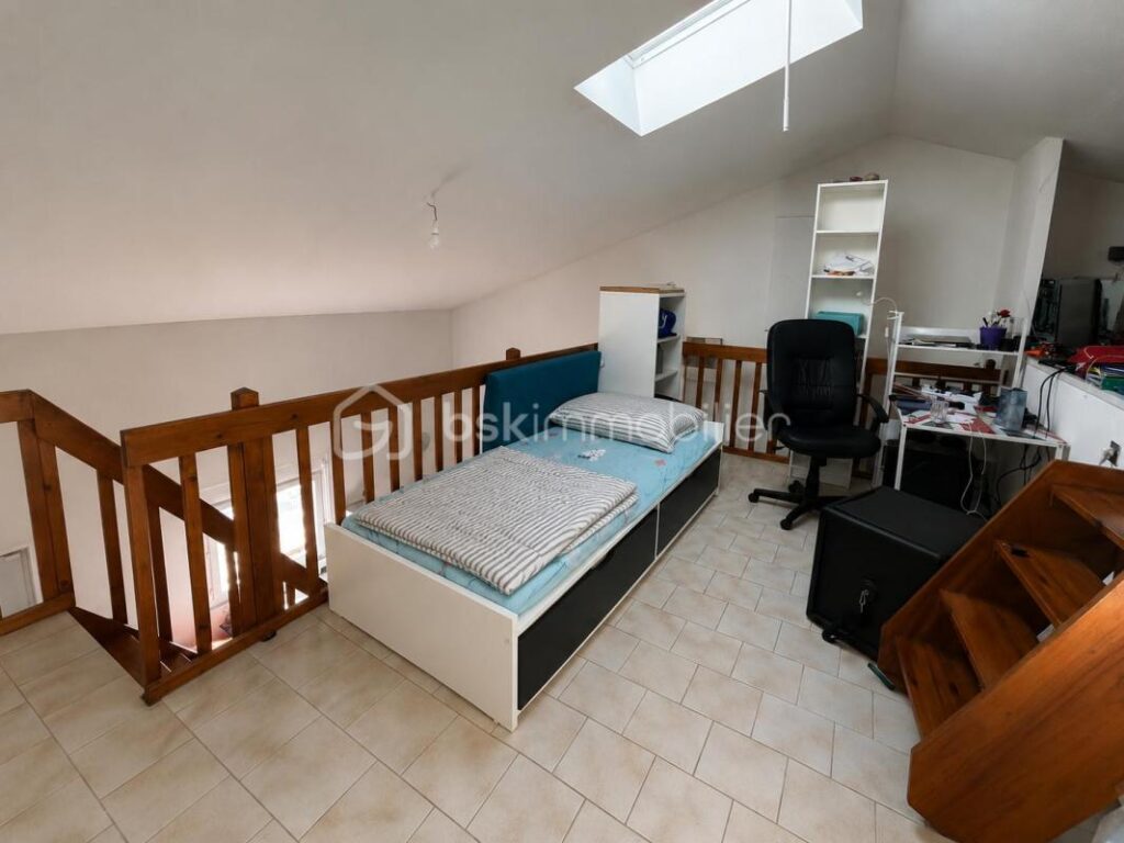 Maison familiale avec piscine et dépendance sur 1000m2 de terrain – 6 pièces – 4 chambres – 160 m²