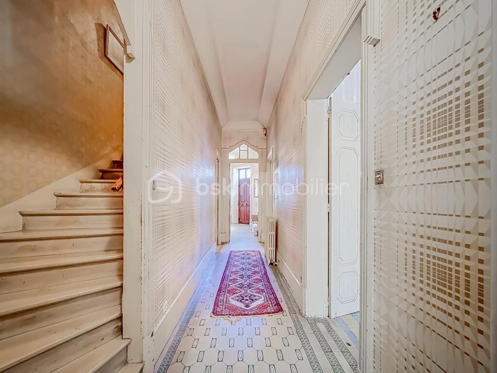 *** MAISON DE CARACTÈRE DE 230M2 AVEC CAVE ET PARKING – ARLES *** – 9 pièces – 6 chambres – 230 m²