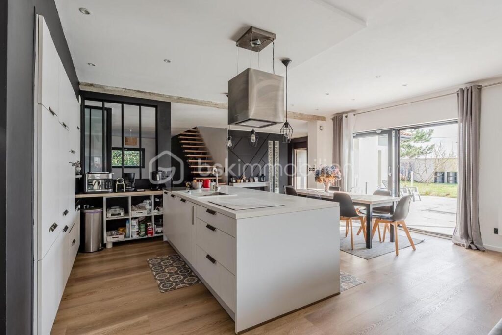 MAISON MODERNE QUASI AUTONOME AVEC PIECE DE VIE 80m2 – 5 pièces – 3 chambres – 163 m²