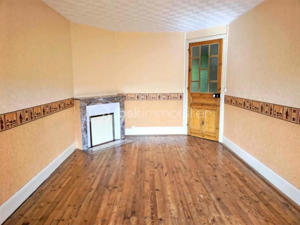 IMMEUBLE DE RAPPORT – 2 APPARTEMENTS – GARAGE – TERRAIN – NOIRÉTABLE – 6 pièces – NR chambres – 136 m²