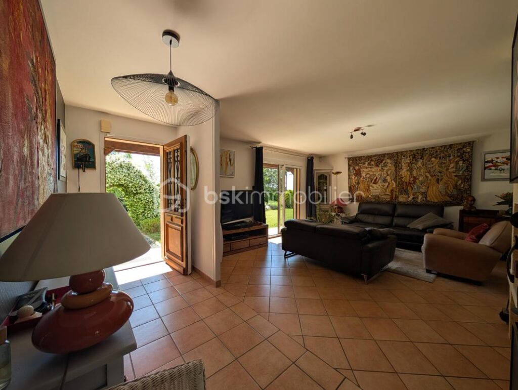 Maison traditionnelle de 151m2 avec parc arboré de 3653m2 au calme, 5 chambres, Pugnac – 7 pièces – 5 chambres – 151 m²