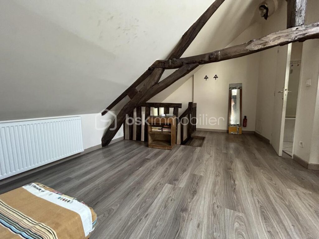 Maison de 130m2 – 3 chambres – Jardin avec vu sur l&rsquo;Yonne – 7 pièces – 3 chambres – 130 m²